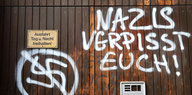 An ein braunes Garagentor ist die Zeile „Nazis verpisst euch!" geschrieben