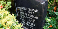 Auf einem Grabstein steht "Gottfried Trump" und "Elisabeth Trump"
