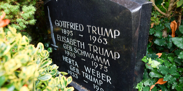 Auf einem Grabstein steht "Gottfried Trump" und "Elisabeth Trump" Auf einem Grabstein steht "Gottfried Trump" und "Elisabeth Trump"