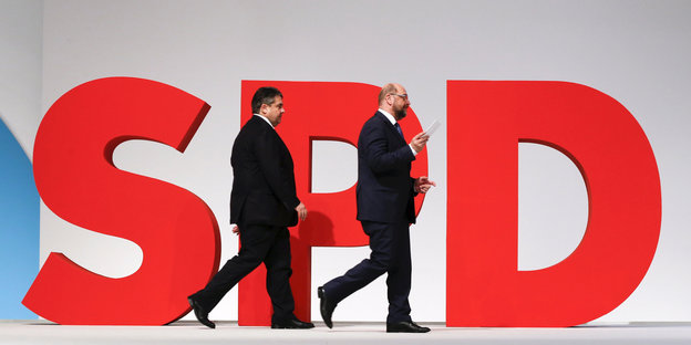 Gabriel und Schulz vor den Buchstaben S, P und D