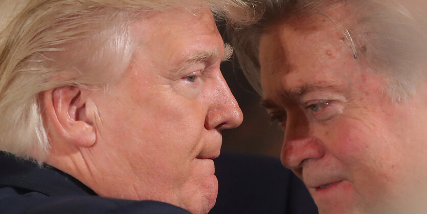 Donald Trump und Steve Bannon stecken die Köpfe zusammen