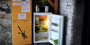 Ein Fairteiler-Kühlschrank voller Salat in Berlin