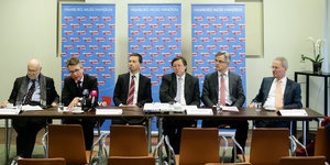 Sechs Männer sitzen auf dem Podium bei einer AFD-Pressekonferenz.