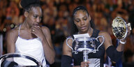 Die Tennisspielerinnen Venus und Serena Williams posieren mit Pokalen