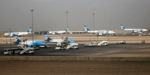 Flugzeuge der Linie "Air Egypt" stehen auf einem Rollfeld