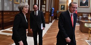 Theresa May, Recep Tayyip Erdoğan und ein weitere Mann im türkischen Präsidentenpalast