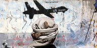 Ein Mann mit Turban vor einer Wand, auf die eine schwarze US-Drohne gemalt ist