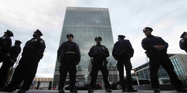 Acht Polizisten stehen vor dem UN-Hauptquartier in New York