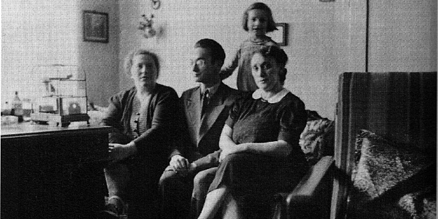 Schwarzweiß-Foto mit einer sitzenden Familie