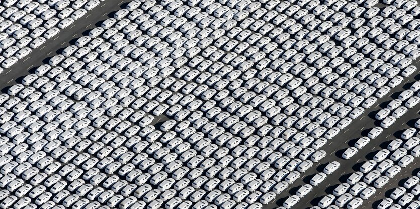 Neuwagen aus dem VW-Konzern stehen in Emden zur Verschiffung bereit