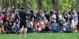 Federer stellt sich der Presse