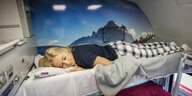 Eine schlafende Frau in einem Nachtzug