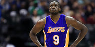 Ein Spieler der Los Angeles Lakers mit der Nummer 9 auf dem Trikot guckt verdrießlich