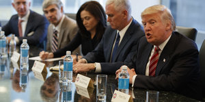 Trump mit drei Männern und einer Frau an einem Tisch sitzend
