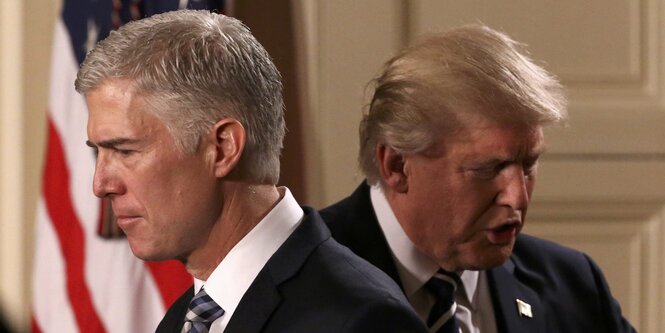 Gorsuch (li.) und Trump