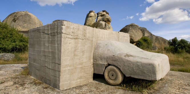 Autoskulptur in einer Granitsteinlandschaft