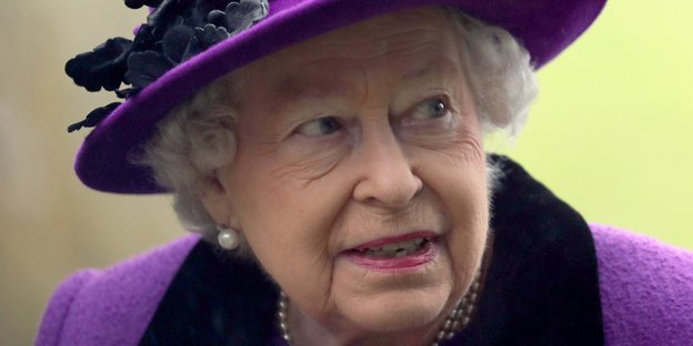 Die Queen in violettem Hut und passendem Kostüm