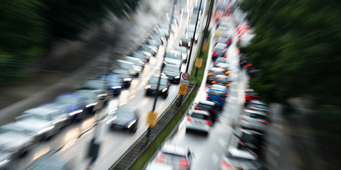 Autos stehen auf einer vierspurigen Stadtautobahn im Stau.