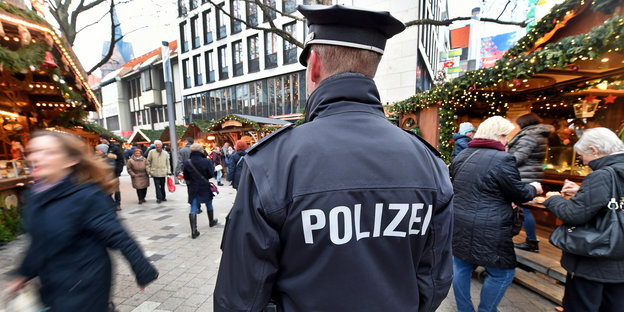 Ein Polizist läuft über den Weihnachtsmarkt am Breitscheidplatz