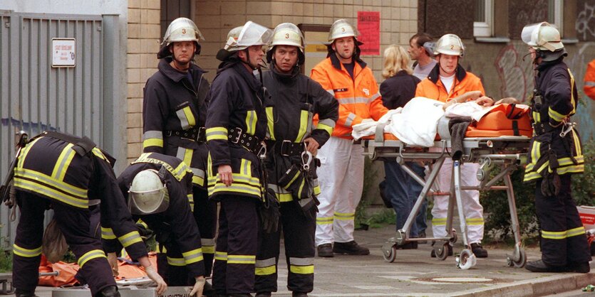 Feuerwehrleute und Sanitäter mit einer Rettungsliege