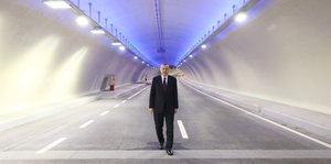 Erdoğan allein in einem Autobahntunnel