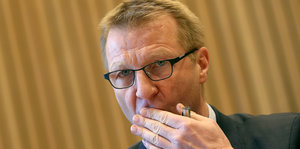 NRW's Innenminister Ralf Jäger hält sich die Hand vor den Mund