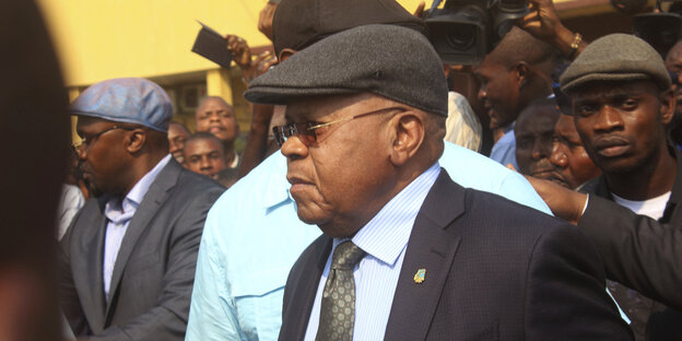 Tshisekedi vor vielen Menschen Tshisekedi vor vielen Menschen
