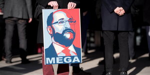 Jemand hält ein Plakat mit einem Bild des SPD-Kanzlerkandidaten Martin Schulz und dem Wort "Mega"