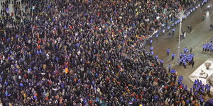 Luftbild von tausenden Menschen, die vor dem Justizministerium in Bukarest, Rumänien, gegen die Regierung demonstrieren
