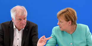 Horst Seehofer und Angela Merkel sitzen nebeneinander