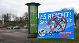 Ein mit Farbe bemaltes AfD-Plakat