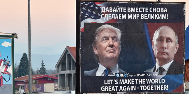 Putin und Trump auf einem Plakat - mit der Forderung, die Welt gemeinsam wieder groß zu machen