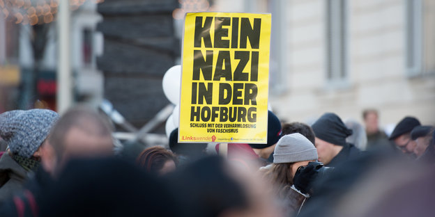 Kein Nazi in der Hofburg steht auf einem gelben Schild, das Demonstranten hoch halten
