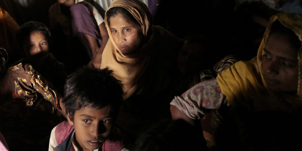 Eng zusammengedrängt stehen Rohingya-Frauen und Kinder in einem Flüchtlingscamp