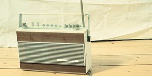 Ein Retro-Radio steht auf einem Tisch