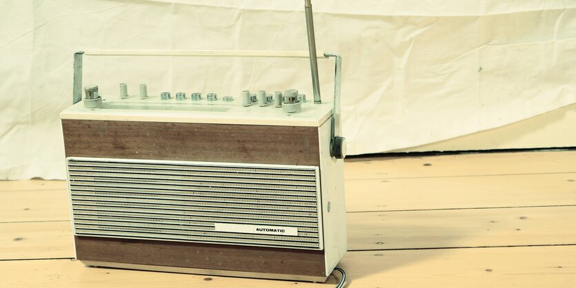 Ein Retro-Radio steht auf einem Tisch