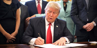 US-präsident Donald Trump unterschreibt ein Dekret