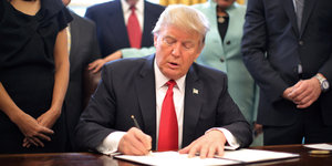 US-präsident Donald Trump unterschreibt ein Dekret