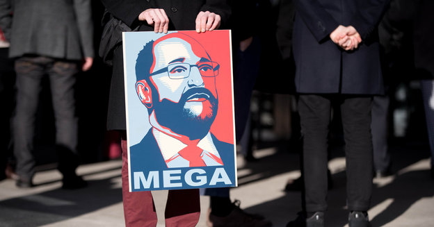 Eine Person trägt ein blau-rotes Plakat von Martin Schulz mit der Aufschrift "Mega"