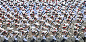 Weite Reihen iranischer Soldaten stehen in Reih und Glied