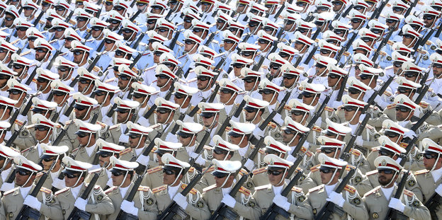 Weite Reihen iranischer Soldaten stehen in Reih und Glied