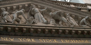 Skulpturen am Dach eines tempelartigen Gebäudes, darunter der Schriftzug „New York Stock Exchange“