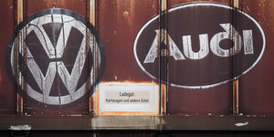 Die Embleme von VW und Audi an einem alten Güterzug