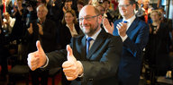 Martin Schulz hält beide Daumen hoch