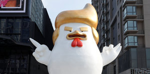 Eine Skulptur eines Hahns sieht Trump ähnlich