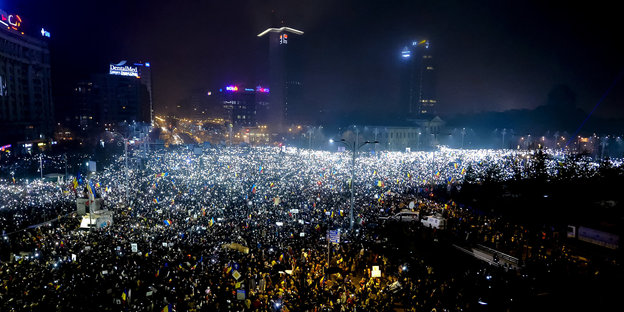 Proteste vor dem Bukarester Regierungsgebäude am Sonntag abend