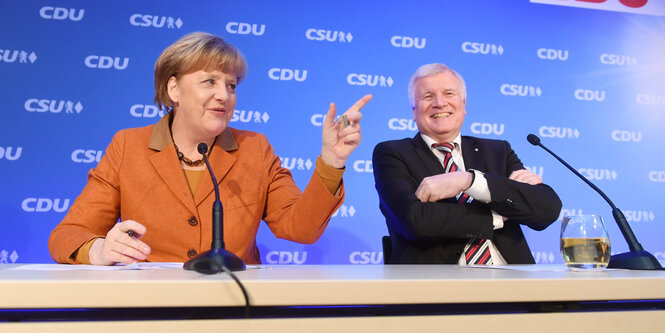 Angela Merkel und Horst Seehofer sitzen nebeneinander