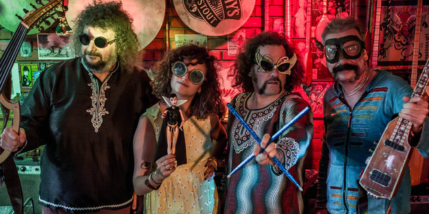 Die vier Mitglieder der Band Baba Zula in Kostümen und mit Sonnenbrillen