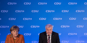 Angela Merkel und Horst Seehofer sitzen nebeneinander