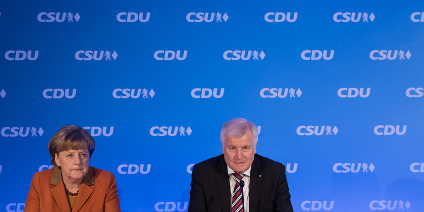 Angela Merkel und Horst Seehofer sitzen nebeneinander